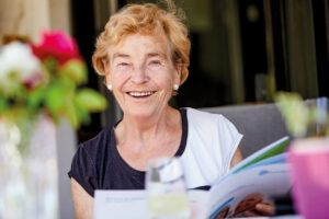 Elisabeth Siepmann mit Immobilienrenten-Berater im Garten