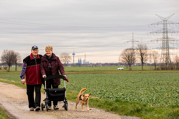 Auch der Hund und der Papagei von Familie von Lom freut sich darüber im Haus bleiben zu können. Die Deutsche Leibrenten ermöglichte es