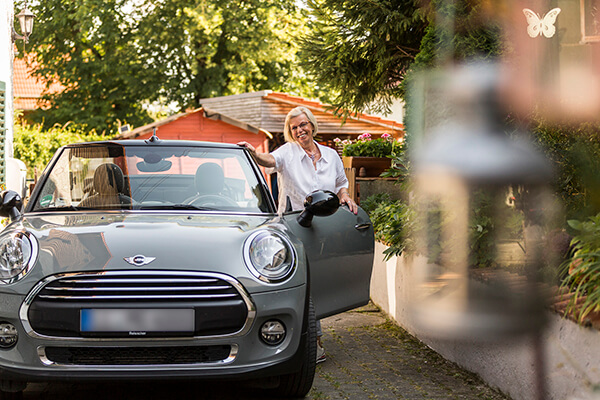 Gudrun Ringmeier mit ihrem brandneuen Mini Cabrio. Ein Lebenstraum ermöglicht durch die Immobilienrente.