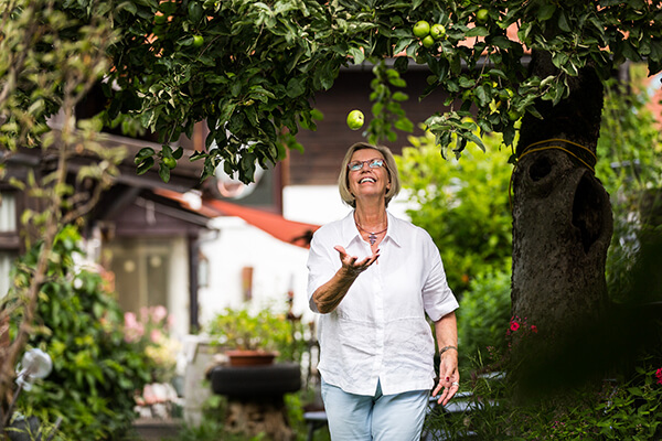 Unbeschwert und sorgenfrei: Finanziell unabhängig auch im hohen Alter. Die Immobilienrente der Deutsche Leibrenten  hilft Senioren ab 70 Jahren das in ihrem Eigentum gebundene Kapital zu lösen und dennoch lebenslang in den eigenen vier Wänden zu leben.