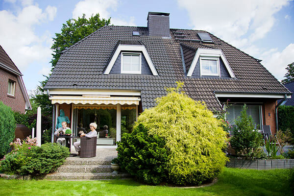 Regina und Uwe Merres können dank der Immobilienrente der Deutsche Leibrenten  ihr Leben weiter führen wie früher.