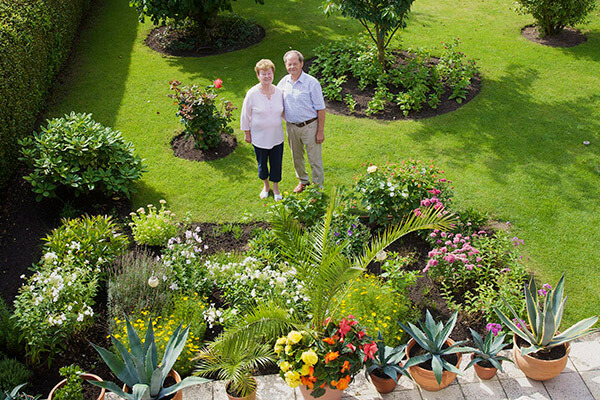Familie Rodewald kann dank der Immobilienrente der Deutsche Leibrenten ihren wunderschönen Garten behalten.