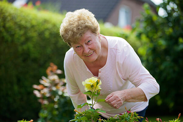 Helga Rodewald kann durch die Immobilienrente der Deutsche Leibrenten weiter ihren wunderschönen Garten genießen.