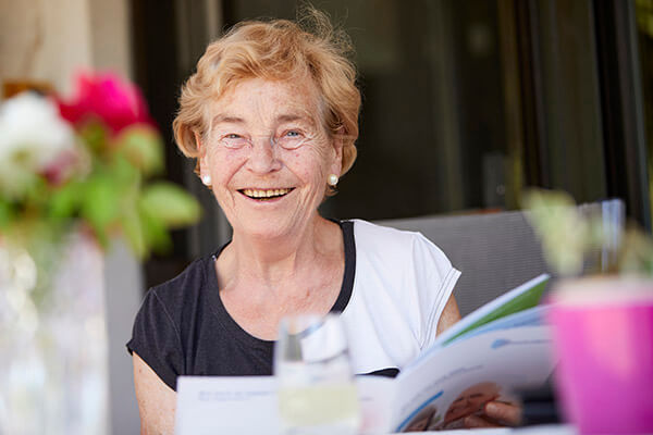 Elisabeth Siepmann ist vollkommen zufrieden mit dem Service der Deutsche Leibrenten . Nun berichtet sie über ihr Glück.