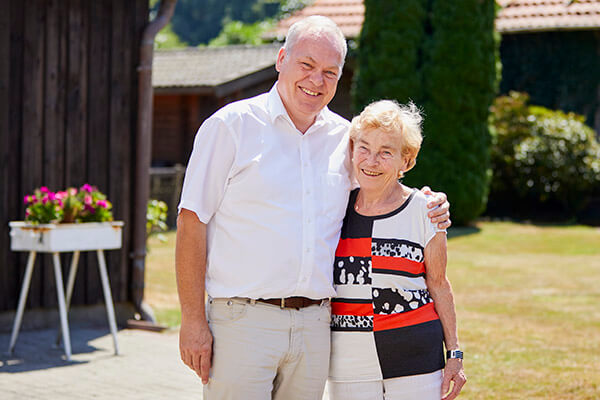 Immobilienmakler und Fr. Siepmann nach erfolgreichem Immobilienrenten-Vertragsabschluss im Garten der Seniorin