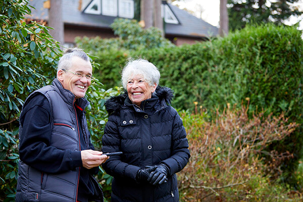 Judith und Alfred Schramm kann dank der Deutsche Leibrenten  in ihrem Haus wohnen bleiben.