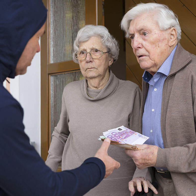 Junger Mann versucht Rentnerehepaar an der Haustür zu betrügen