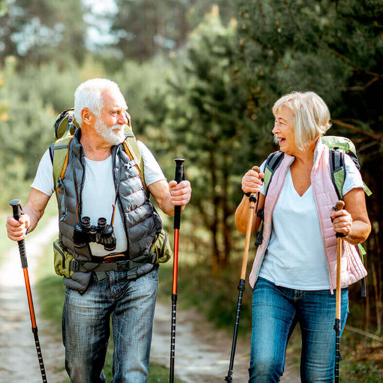 2 Senioren bei einer Wanderung. Spazieren gehen: Fit bleiben Schritt für Schritt