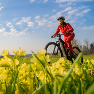 Seniorin fährt mit E-Bike