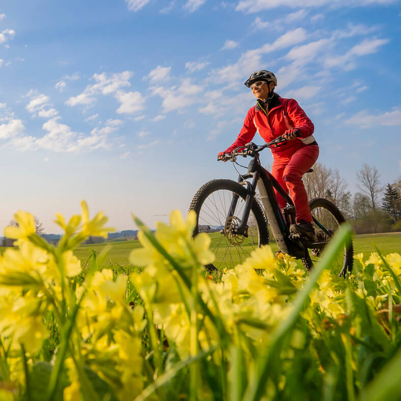 Seniorin fährt mit E-Bike