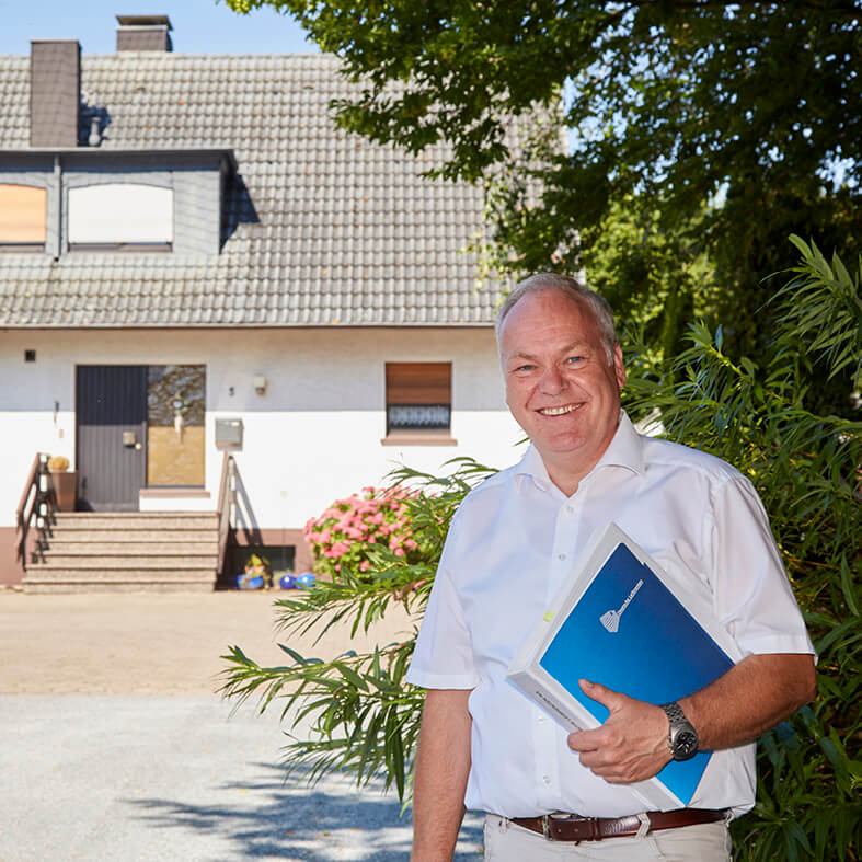 Immobilienrente-Berater vor dem Haus eines Immobilienrenten-Empfängers