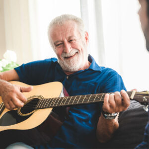 Rentner spielt Gitarre