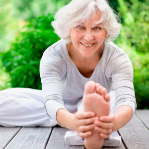 eine-frau-dehnt-sich-beim-yoga-machen