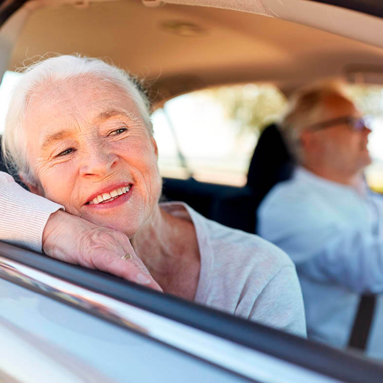 Seniorin fährt mit ihrem Mann in den Urlaub und freut sich