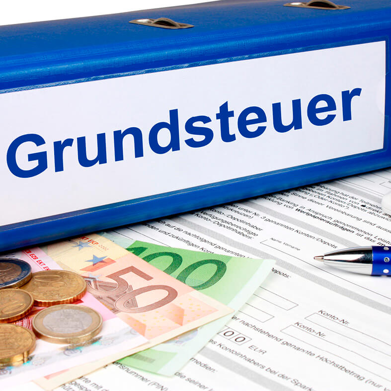 grundsteuer-ordner-mit-geld-und-taschenrechner