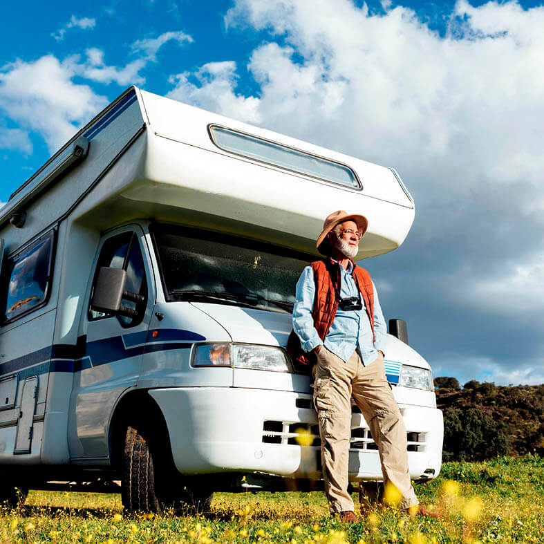 Senior genießt die Natur mit seinem Caravan