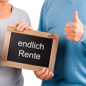 Seniorin mit Schild: Endlich Rente!